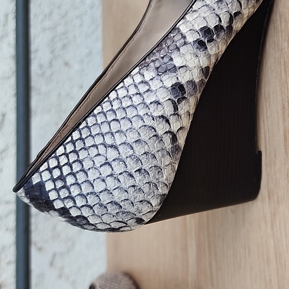 TORY BURCH Astoria Snakeskin Print Wedge Shoe 6 - Picture 5 of 13